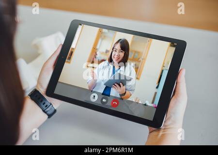 Telemedizin und Home Healthcare Konzept der telemedizinischen Videokonferenz mit Arzt online. Behandlung und Beratung: Therapieberatung für virtuelles Meeting Stockfoto