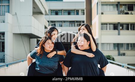 Gruppen von Freunden umarmen sich gegenseitig. Konzept zur Freundlichkeitsförderung von Menschen, die Spaß mit der Vielfalt der Jahrtausende von Genz haben Stockfoto