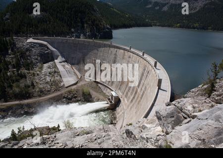 Wasserstrahlen aus den zwei 72-Zoll-Steckdosen unten am 199 Meter hohen Gibson Dam. Die Steckdosen haben eine Kapazität von 3.050 CFM. Stockfoto