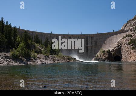 Eine Flut von Wasser schießt aus dem Boden des Gibson Dam, Sonne-River-Canyon, Mt. Stockfoto