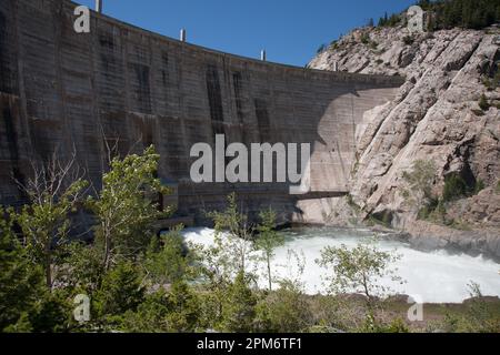 Eine Flut von Wasser schießt aus dem Boden des Gibson Dam, Sonne-River-Canyon, Mt. Stockfoto