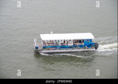 Galveston, Texas - 27. März 2023: Baywatcher Tour Boot im Hafen von Galveston in Texas. Stockfoto