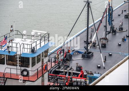 Galveston, Texas - 27. März 2023: Tankschiff neben einem Kreuzfahrtschiff im Hafen von Galveston in Texas. Stockfoto