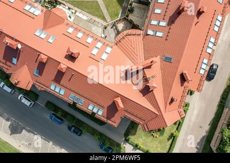 Luftaufnahmen aus der Stadt. Moderne Wohnhäuser mit Dächern mit roten Fliesen. Stockfoto