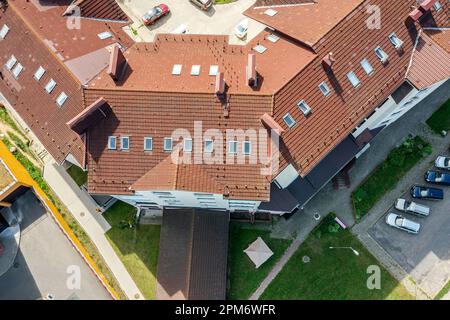 Haus mit rotem Ziegeldach an einem hellen sonnigen Tag. Moderne Architektur. Draufsicht. Stockfoto