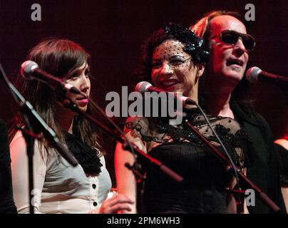 (L-R): Katy Steele, Camille O'Sullivan und Todd Rundgren treten auf dem Sydney Festival 2010 in Australien als Teil der Rogues Gallery auf, einer flexiblen und wechselnden Gruppe von internationalen Sängern und Musikern, die regelmäßig durch die Welt reisen und Piratenlieder und Seefahrer-Balladen aufführen. Stockfoto