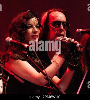 Camille O'Sullivan und Todd Rundgren treten beim Sydney Festival 2010 in Australien als Teil der Rogues Gallery auf, einer flexiblen und wechselnden Gruppe von internationalen Sängern und Musikern, die regelmäßig durch die Welt reisen und Piratenlieder und Seeballads aufführen. Stockfoto