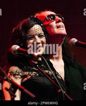 Camille O'Sullivan und Todd Rundgren treten beim Sydney Festival 2010 in Australien als Teil der Rogues Gallery auf, einer flexiblen und wechselnden Gruppe von internationalen Sängern und Musikern, die regelmäßig durch die Welt reisen und Piratenlieder und Seeballads aufführen. Stockfoto