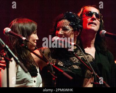 (L-R): Katy Steele, Camille O'Sullivan und Todd Rundgren treten auf dem Sydney Festival 2010 in Australien als Teil der Rogues Gallery auf, einer flexiblen und wechselnden Gruppe von internationalen Sängern und Musikern, die regelmäßig durch die Welt reisen und Piratenlieder und Seefahrer-Balladen aufführen. Stockfoto