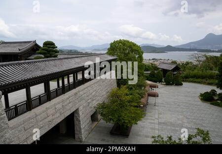 HONGKONG SAR, CHINA. 11. APRIL 2023. Kloster Tsz Shan. Blick über das umliegende Dorf und die Skyline von Hong Kong mit Massenwohnungen. Foto Jayne Stockfoto