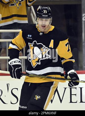 Pittsburgh, Usa. 11. April 2023. Pittsburgh Penguins Center Evgeni Malkin (71) verbindet den Spielstand mit dem von Chicago Blackhawks während der dritten Stunde in der PPG Paints Arena in Pittsburgh am Dienstag, den 11. April 2023. Foto: Archie Carpenter/UPI Credit: UPI/Alamy Live News Stockfoto