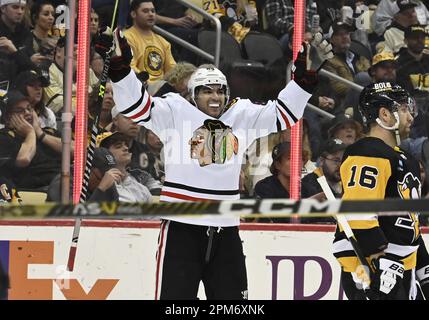 Pittsburgh, Usa. 11. April 2023. Das Chicago Blackhawks Center Andreas Athanasiou (89) feiert sein Tor in der dritten Periode gegen die Pittsburgh Penguins in der PPG Paints Arena in Pittsburgh am Dienstag, den 11. April 2023. Foto: Archie Carpenter/UPI Credit: UPI/Alamy Live News Stockfoto