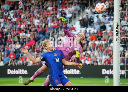 St. Louis, Usa. 11. April 2023. Die US-Frauennationalmannschaft Lindsey Horan sieht der irischen Torhüterin Courtney Brosnan zu, wie sie in der ersten Halbzeit im City Park in St. den Ball vom Fuß Alana Cook holt Louis am Dienstag, den 11. April 2023. Das Tor war das einzige Tor, das im Spiel erzielt wurde, da die USA das Spiel von 1 bis 0 gewinnen konnten. Foto: Bill Greenblatt/UPI Credit: UPI/Alamy Live News Stockfoto