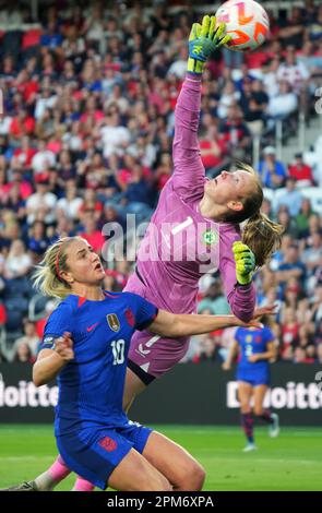 St. Louis, Usa. 11. April 2023. Die US-Frauennationalmannschaft Lindsey Horan sieht der irischen Torhüterin Courtney Brosnan zu, wie sie in der ersten Halbzeit im City Park in St. den Ball vom Fuß Alana Cook holt Louis am Dienstag, den 11. April 2023. Das Tor war das einzige Tor, das im Spiel erzielt wurde, da die USA das Spiel von 1 bis 0 gewinnen konnten. Foto: Bill Greenblatt/UPI Credit: UPI/Alamy Live News Stockfoto