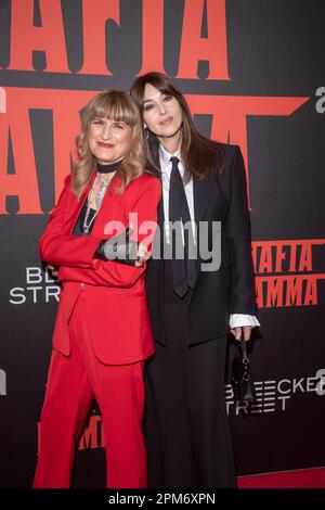 New York, Usa. 11. April 2023. NEW YORK, NEW YORK - 11. APRIL: Catherine Hardwicke (L) und Monica Bellucci nehmen am 11. April 2023 in New York City an der Vorstellung „Mafia Mamma“ New York im AMC Lincoln Square Theater Teil. Kredit: Ron Adar/Alamy Live News Kredit: Ron Adar/Alamy Live News Stockfoto