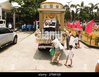 Navotas, Philippinen. 11. April 2023. Das Fahrzeug, das zum Transport der Relikte von St. Therese des Jesuskindes mit Blumen. Die Relikte von St. Therese des Kindes Jesus, auch bekannt als Therese von Lisieux, erreichte die Diözese von Kalookan, die die Städte Malabon, Navotas und den südlichen Teil von Caloocan umfasst. Der erste Halt war in San Lorenzo Ruiz & Companion Martyrs Parish in Navotas City. Es ist der 5. Pilgerbesuch der Reliquie im Land. Kredit: SOPA Images Limited/Alamy Live News Stockfoto