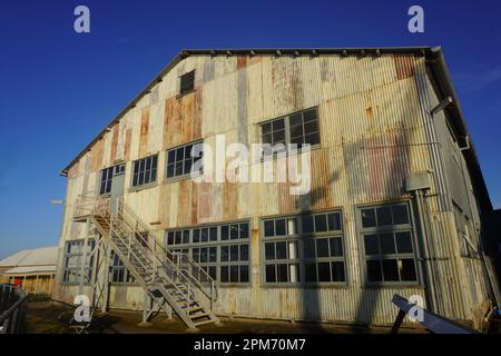 Rostiges altes Gebäude im Schiffdesign-Bezirk der Cockatoo-Insel im hellen Morgenlicht Stockfoto