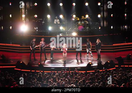 Hamburg, Deutschland. 11. April 2023. Die Sängerin Helene Fischer singt auf der Bühne in der Barclays Arena. Fischer begann ihre Tour mit dem ersten von fünf Hamburger Konzerten. Der Sänger musste den Beginn der Tour in Bremen und das Konzert Köln wegen einer Rippenfraktur verschieben. Kredit: Marcus Brandt/dpa/Alamy Live News Stockfoto