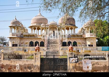 Farbenfrohe Gemälde an der Außenwand eines alten Chhatri, das in ein traditionelles Hotel namens Royal Rest umgewandelt wurde und sich in Mandawa, Shekhawati, Rajasthan befindet Stockfoto