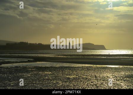 Ayr Beach bei Sonnenuntergang, Blick auf Greenan Castle Stockfoto