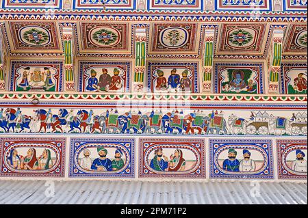 Farbenfrohe Gemälde an der Außenwand von Seth Harmukhrai Sanehiram Chokhani Double Haveli in Mandawa, Shekhawati, Rajasthan, Indien Stockfoto