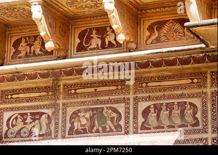 Farbenfrohe Gemälde an der Außenwand von Shri Raghunath Ji Ka Bada Mandir in Mahansar, Shekhawati, Rajasthan, Indien Stockfoto