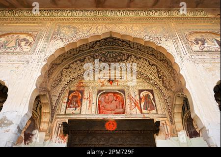 Bunte mythologische Gemälde an der Außenwand von Sone - Chandi Ki Dukaan, Gold- und Silberladen, Mahansar, Shekhawati, Rajasthan, Indien Stockfoto