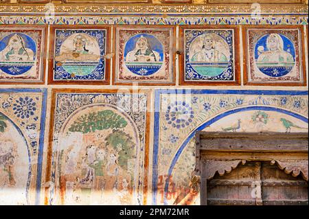 Farbenfrohe Gemälde an der Außenwand eines alten Haveli in Ramgarh, Shekhawati, Rajasthan, Indien Stockfoto