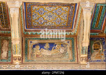 Farbenfrohes mythologisches Gemälde an der Decke eines alten Haveli in Ramgarh, Shekhawati, Rajasthan, Indien Stockfoto