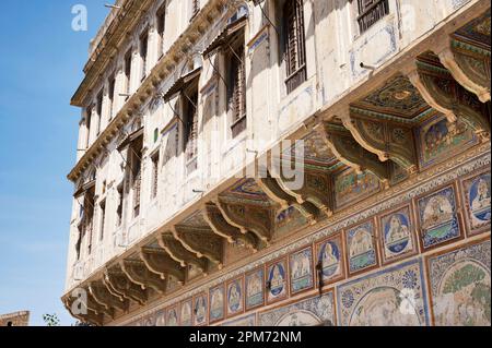 Farbenfrohe Gemälde an der Außenwand eines alten Haveli in Ramgarh, Shekhawati, Rajasthan, Indien Stockfoto