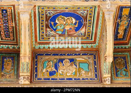 Farbenfrohes mythologisches Gemälde an der Decke eines alten Haveli in Ramgarh, Shekhawati, Rajasthan, Indien Stockfoto