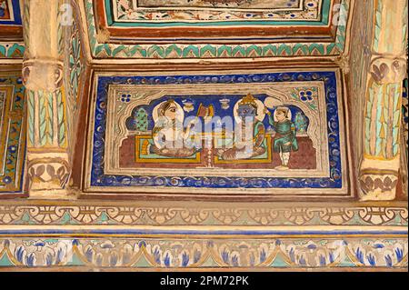 Farbenfrohes mythologisches Gemälde an der Decke eines alten Haveli in Ramgarh, Shekhawati, Rajasthan, Indien Stockfoto