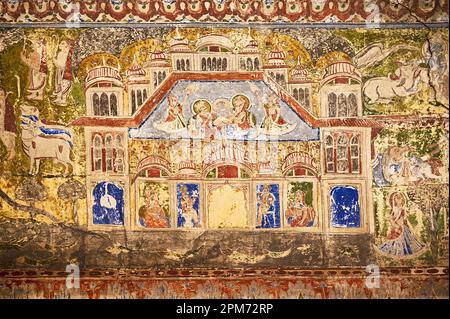 Farbenfrohe mythologische Gemälde und Spiegelarbeiten an der Decke eines kleinen Shani Mandir in Ramgarh, Shekhawati, Rajasthan, Indien Stockfoto