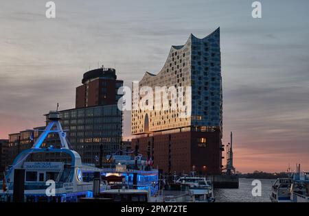 Hamburg, Deutschland. 12. April 2023. Blick auf die Elbphilharmonie im Hafen kurz vor Sonnenaufgang. Laut Wetterdienst wird es die nächsten Tage instabil bleiben. Kredit: Georg Wendt/dpa/Alamy Live News Stockfoto