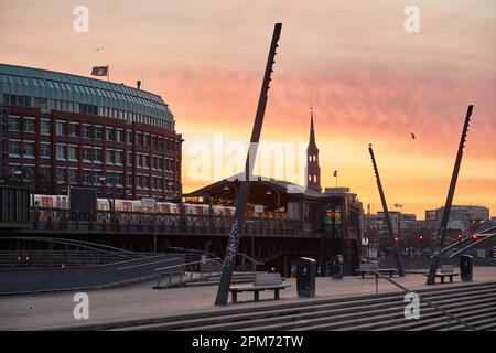 Hamburg, Deutschland. 12. April 2023. Der Himmel über der Baumwall Promenade leuchtet kurz vor Sonnenaufgang rot. Laut Wetterdienst wird es in den nächsten Tagen instabil bleiben. Kredit: Georg Wendt/dpa/Alamy Live News Stockfoto