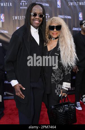 Burbank, Usa. 11. April 2023. Verdine White und Shelly Clark besuchen die Premiere des biografischen Sportdramas „Sweetwater“ im Stephen J. Ross Theater, Warner Bros Studio in Burbank, Kalifornien, Dienstag, 11. April 2023. Storyline: Hall of Famer Nat „Sweetwater“ Clifton schreibt Geschichte als erster Afroamerikaner, der einen NBA-Vertrag unterzeichnet hat und damit das Basketballspiel für immer verändert. Nach Jahrzehnten fehlgeschlagener Versuche wurde Sweetwater Clifton 2014 schließlich in die Basketball Hall of Fame aufgenommen. Foto: Alex Gallardo/UPI Credit: UPI/Alamy Live News Stockfoto