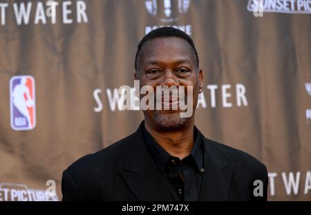 Burbank, Usa. 11. April 2023. Sam K. Williams besucht die Premiere des biografischen Sportdramas „Sweetwater“ im Stephen J. Ross Theater, Warner Bros Studio in Burbank, Kalifornien, Dienstag, 11. April 2023. Storyline: Hall of Famer Nat „Sweetwater“ Clifton schreibt Geschichte als erster Afroamerikaner, der einen NBA-Vertrag unterzeichnet hat und damit das Basketballspiel für immer verändert. Nach Jahrzehnten fehlgeschlagener Versuche wurde Sweetwater Clifton 2014 schließlich in die Basketball Hall of Fame aufgenommen. Foto: Alex Gallardo/UPI Credit: UPI/Alamy Live News Stockfoto