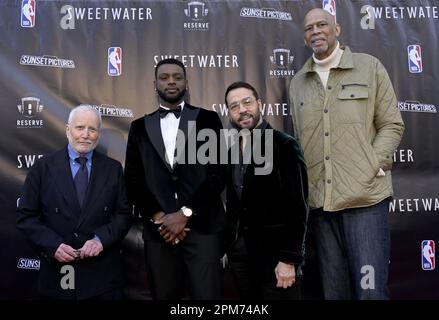 Richard Dreyfuss, Everett Osborne, Jeremy Piven und Kareem Abdul-Jabbar besuchen die Premiere des biografischen Sportdramas „Sweetwater“ im Stephen J. Ross Theater, Warner Bros Studio in Burbank, Kalifornien, Dienstag, 11. April 2023. Storyline: Hall of Famer Nat „Sweetwater“ Clifton schreibt Geschichte als erster Afroamerikaner, der einen NBA-Vertrag unterzeichnet hat und damit das Basketballspiel für immer verändert. Nach Jahrzehnten fehlgeschlagener Versuche wurde Sweetwater Clifton 2014 schließlich in die Basketball Hall of Fame aufgenommen. Foto: Alex Gallardo/UPI Stockfoto