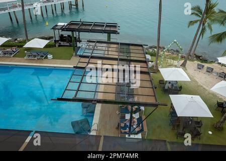 Airlie Beach, Queensland, Australien - April 2023: Blick auf den Poolbereich des Coral Sea Resort Stockfoto