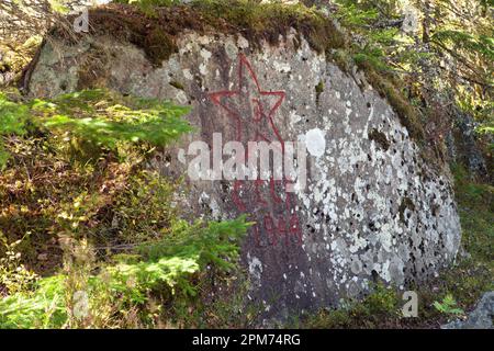 Der Russische Stein. Ein Wahrzeichen, eine Gedenkstätte für russische Kriegsgefangene, die während des Zweiten Weltkriegs aus Norwegen und Finnland geflohen sind. Stockfoto