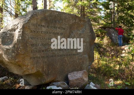 KRAMPEN, SCHWEDEN, AM 03. SEPTEMBER 2013. Wahrzeichen, neben dem "russischen Stein". Kriegsgefangene, die während des Zweiten Weltkriegs geflohen sind. Editorial. Stockfoto