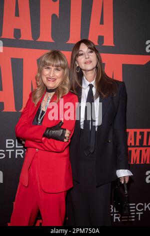 New York, New York, USA. 11. April 2023. (NEU) "Mafia Mamma" New York Screening. 11. April 2023, New York, New York, USA: Catherine Hardwicke (L) und Monica Bellucci nehmen am 11. April 2023 am AMC Lincoln Square Theater in New York City an der Vorstellung „Mafia Mamma“ New York Teil. (Kreditbild: © M10s/TheNEWS2 via ZUMA Press Wire) NUR REDAKTIONELLE VERWENDUNG! Nicht für den kommerziellen GEBRAUCH! Stockfoto