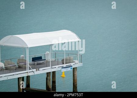 Airlie Beach, Queensland, Australien - April 2023: Die Touristenanlegestelle im Coral Sea Resort Stockfoto