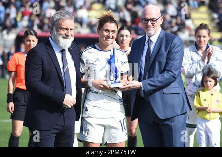 Rom, Latium. 11. April 2023. Die italienische Fußballspielerin Cristiana Girelli erhält die Auszeichnung für 100 Auftritte in der Nationalmannschaft, Nationalmannschaft während des Fußballspiels Woman Friendly Italy gegen Kolumbien, Rom, Italien, 11. April 2023 Fotografo01 Kredit: Independent Photo Agency/Alamy Live News Stockfoto