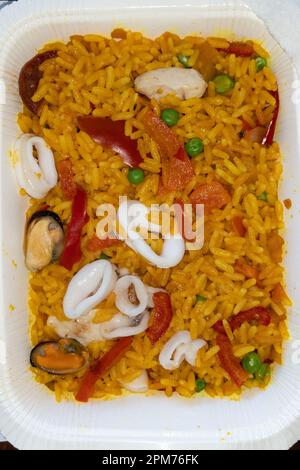 Traditionelle spanische gefrorene industrielle Paella-Schale aus Karton Stockfoto