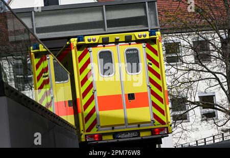 Potsdam, Deutschland. 05. April 2023. Ein Krankenwagen fährt in die Notaufnahme des Klinikums Ernst von Bergmann. Als spezialisiertes Krankenhaus wird in mehr als 38 Kliniken und Abteilungen ein umfassendes Angebot an medizinischen Leistungen angeboten. Jedes Jahr werden hier etwa 1.600 Kinder geboren, 48.000 Erwachsene werden in der Notaufnahme behandelt und gut 35.000 Menschen werden stationär betreut. Kredit: Jens Kalaene/dpa/Alamy Live News Stockfoto