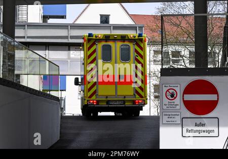 Potsdam, Deutschland. 05. April 2023. Ein Krankenwagen fährt in die Notaufnahme des Klinikums Ernst von Bergmann. Als spezialisiertes Krankenhaus wird in mehr als 38 Kliniken und Abteilungen ein umfassendes Angebot an medizinischen Leistungen angeboten. Jedes Jahr werden hier etwa 1.600 Kinder geboren, 48.000 Erwachsene werden in der Notaufnahme behandelt und gut 35.000 Menschen werden stationär betreut. Kredit: Jens Kalaene/dpa/Alamy Live News Stockfoto