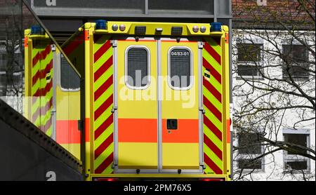 Potsdam, Deutschland. 05. April 2023. Ein Krankenwagen vor der Notaufnahme des Klinikums Ernst von Bergmann. Als Krankenhaus mit Schwerpunkt auf Primärversorgung wird in mehr als 38 Kliniken und Abteilungen ein umfassendes Angebot an medizinischen Leistungen angeboten. Jedes Jahr werden hier etwa 1.600 Kinder geboren, 48.000 Erwachsene werden in der Notaufnahme behandelt und gut 35.000 Menschen werden stationär betreut. Kredit: Jens Kalaene/dpa/Alamy Live News Stockfoto