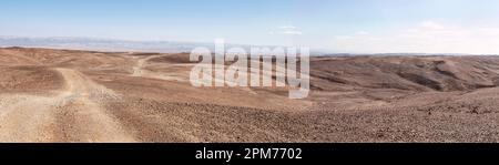Extra breites Panorama eines extrem trockenen Wüstengebiets in der Arava-Region der Negev-Wüste in Israel mit dem syrischen Afrikanischen Rift und dem jordanischen Berg Stockfoto