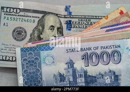 Pak Rupees Bank Notes mit US Doller. Geschäfts- und Finanzkonzept Stockfoto